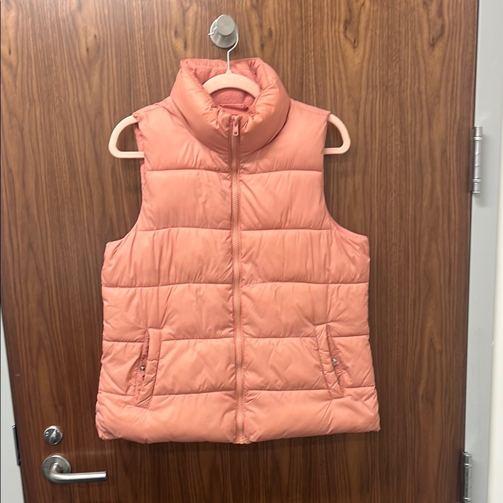 Old Navy Women’s Pink Puffer Vest. Medium